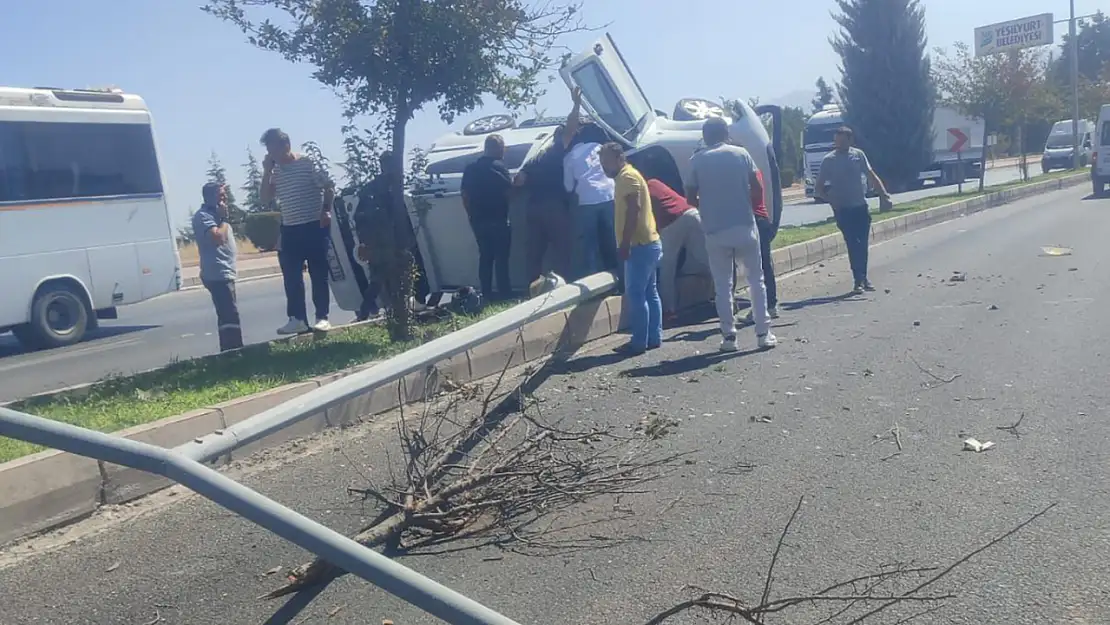 Kamyonet Refüjdeki Direğe Çarpıp Devrildi 1 Yaralı
