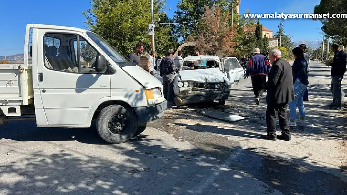 Kamyonetle otomobil kafa kafaya çarpıştı 1 ölü 3 yaralı