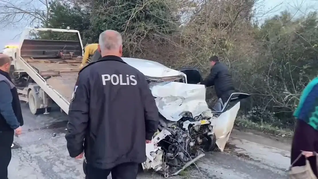 Kamyonla Çarpışan Otomobildeki Anne Ve Oğlu Öldü