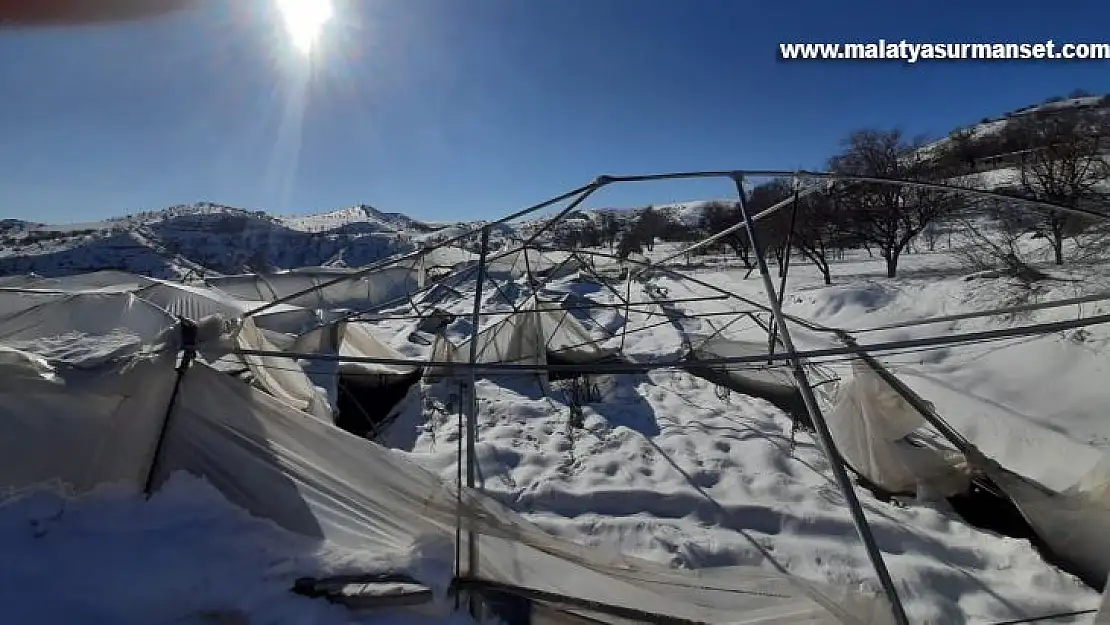 Kar altında kalan seralar zarar gördü