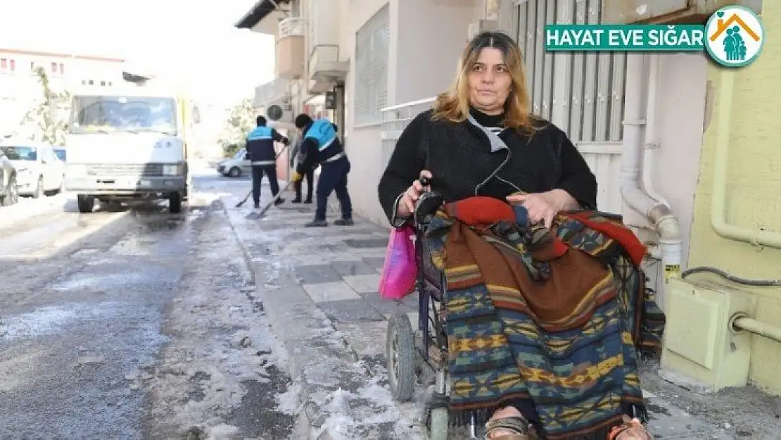 Kar mağduru engellinin yardımına belediye ekipleri yetişti