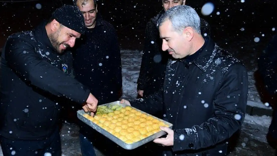 Kar mücadelesinde çalışanlara Başkan Çınar'dan baklava ikramı