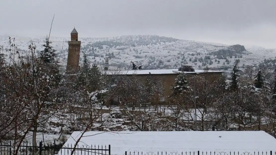 Kar tarihi Harput Mahallesi'ni beyaza bürüdü, 13 köy yolu kapandı