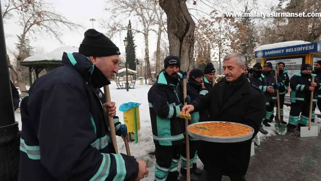 Kar temizleme çalışması yapan ekiplere baklava dopingi