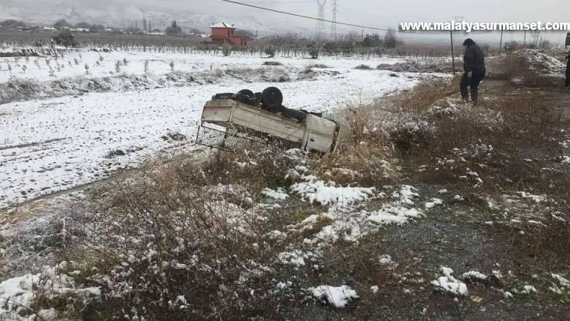 Kar yağışı kaza getirdi, kamyonet şarampole devrildi: 2 yaralı