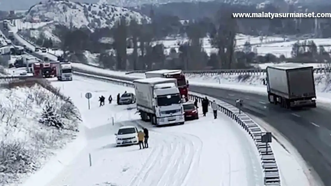 Kar yağışı ulaşımı felç etti, çok sayıda araç bir birine girdi: 4 yaralı