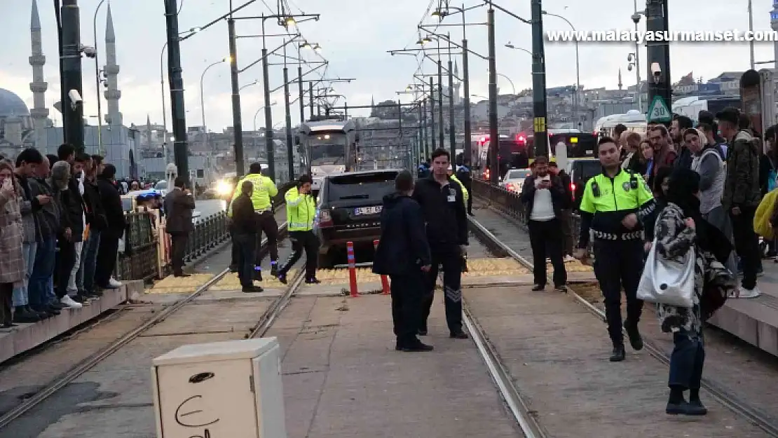 tramvay yoluna giren cip raylarda asılı kaldı, tramvay seferleri durdu