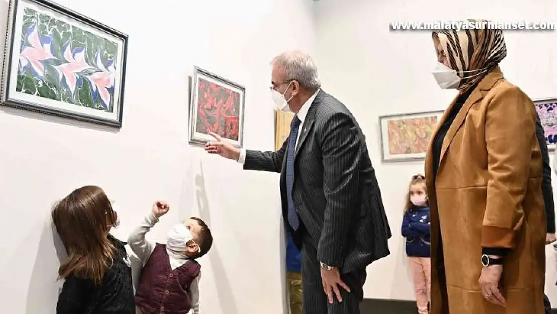 Karaloğlu ailesi, 'Ebru Sanatının Minik Kalplerden Yansıması' sergisini açtı
