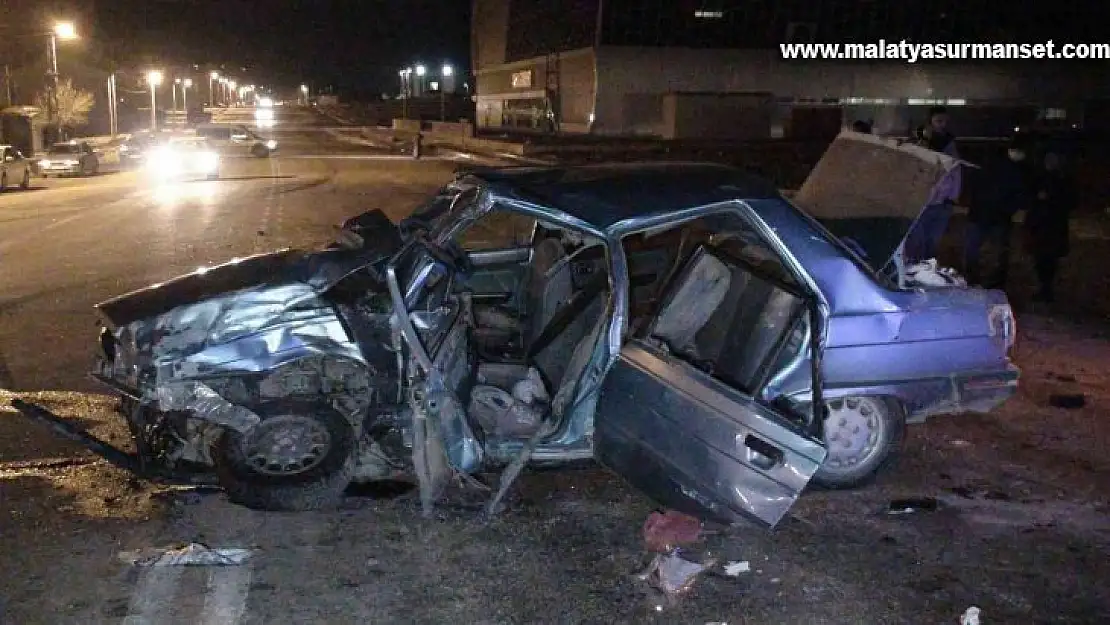Karaman'da hafif ticari araç ile otomobil çarpıştı: 9 yaralı