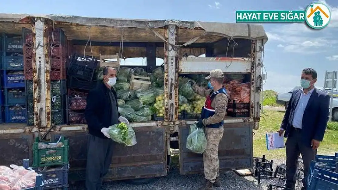 Karantina altındaki köylere sebze ve meyve dağıtıldı