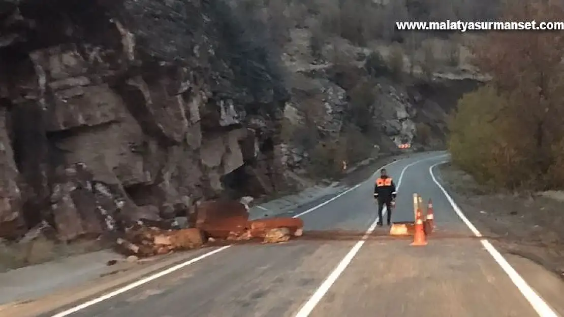 Karayoluna kaya parçaları düştü