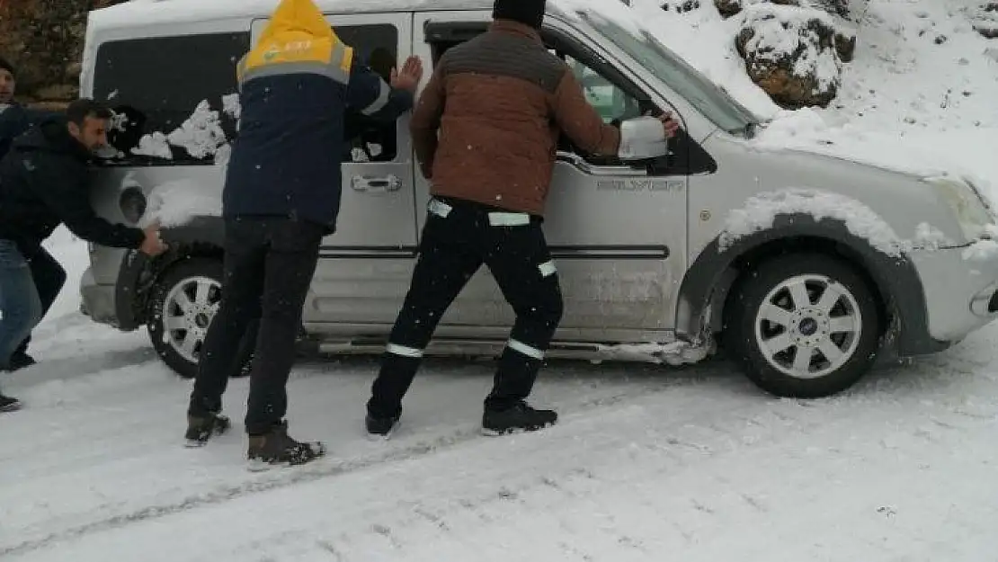 Karayolunda araçlar kar ve buzlanma nedeniyle mahsur kaldı