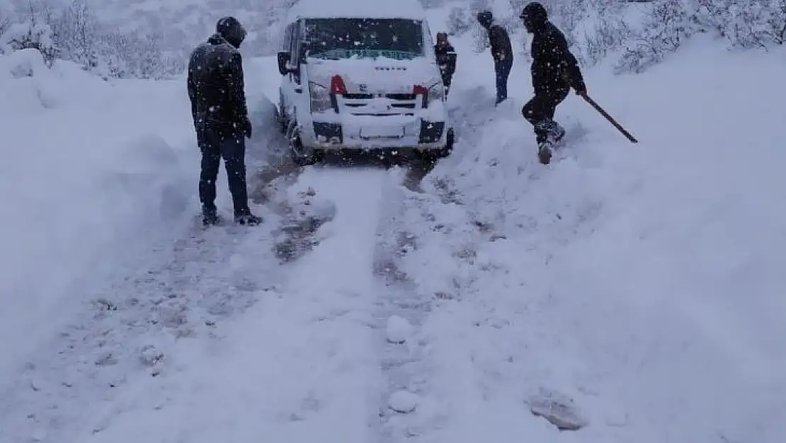 Karda mahsur kalan 15 kişi kurtarıldı