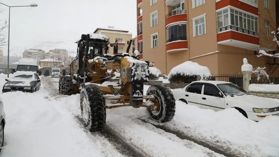 Karda mahsur kalan vatandaşlara kumanya dağıtıldı