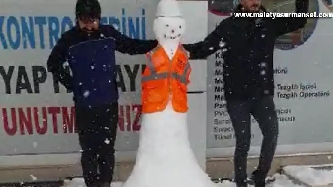 Kardan adamı giydirip birlikte halay çektiler