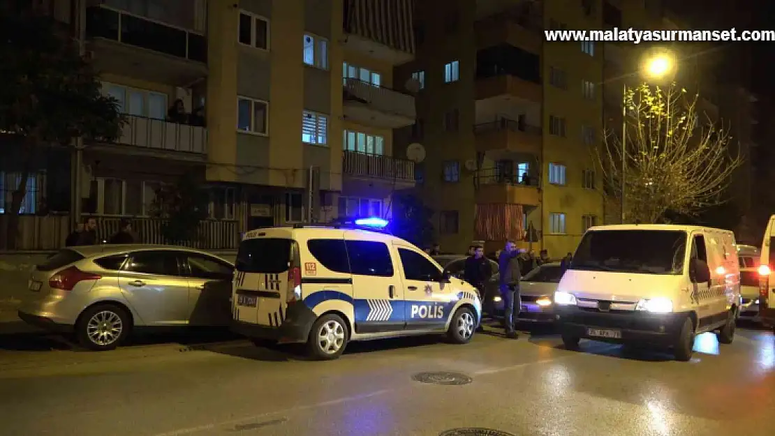 Karısını önce eşarpla boğmaya çalıştı, sonra bıçakla boğazını kesti