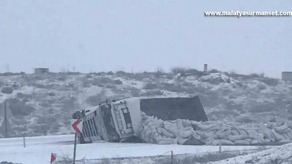 Karlı yolda devrilen tır, yolu trafiğe kapattı