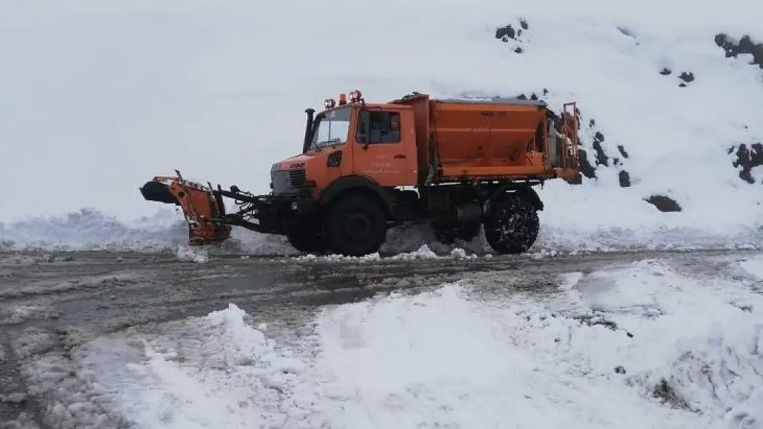 Karlı yollar temizleniyor