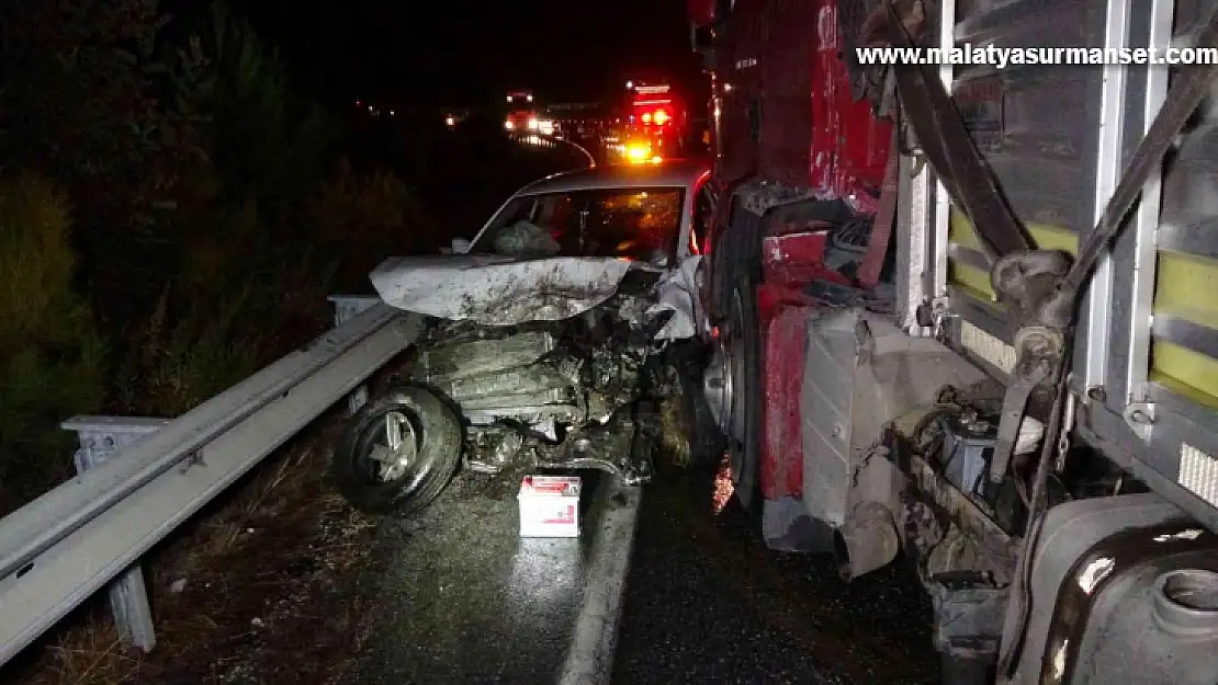 Karşı şeride geçen tır, çarpıştığı otomobili bariyerlerde 100 metre sürükledi: 3 yaralı