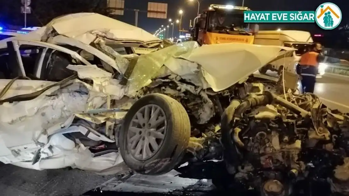 Kartal'da otomobil durakta bekleyen otobüse çarptı: 1 yaralı