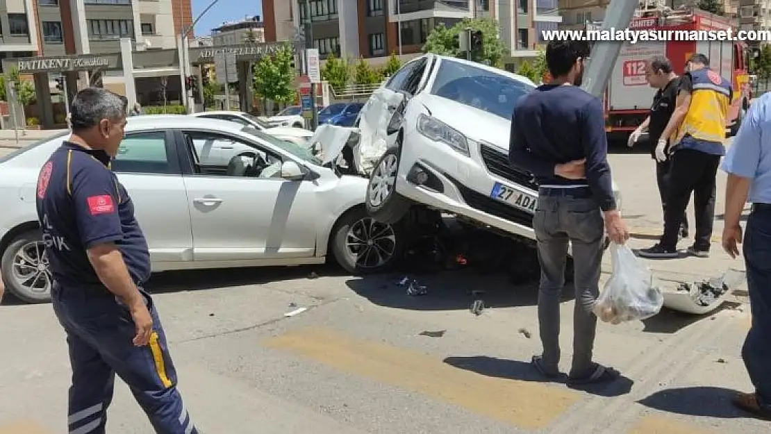 Kavşakta çarpışan otomobillerin sürücüleri yaralandı