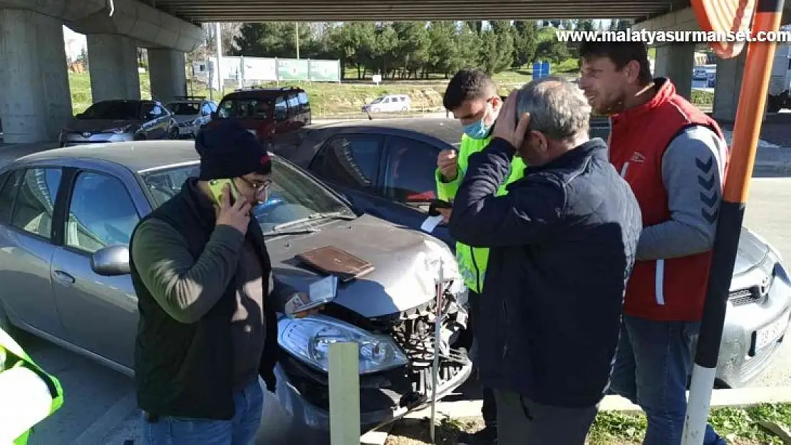 Kavşakta iki araç çarpıştı: 2 yaralı