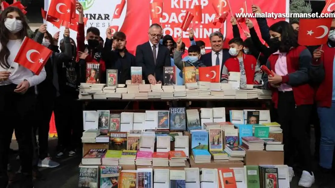 Kayapınar Belediyesi'nden 85 okula 35 bin kitap