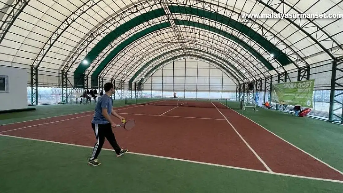 Kayapınar'da 119 kişi tenis kortunda kozunu paylaştı