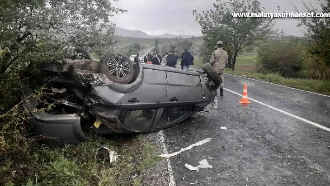 Kayganlaşan yolda kontrolden çıkan otomobil takla attı: 4 yaralı