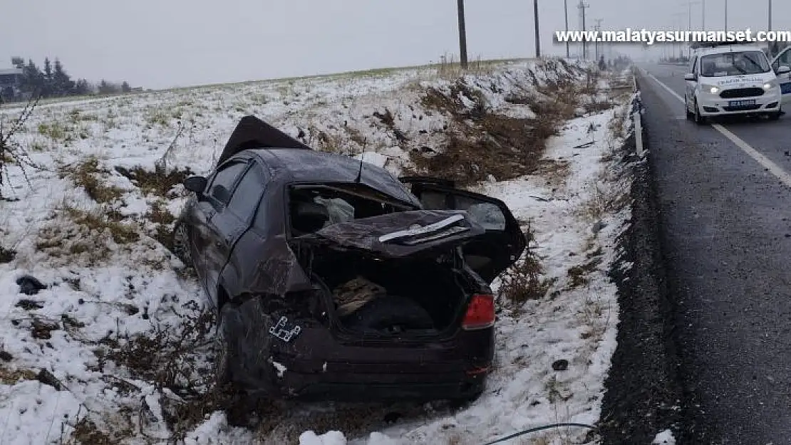 Kayganlaşan yolda otomobil takla attı: 4 yaralı