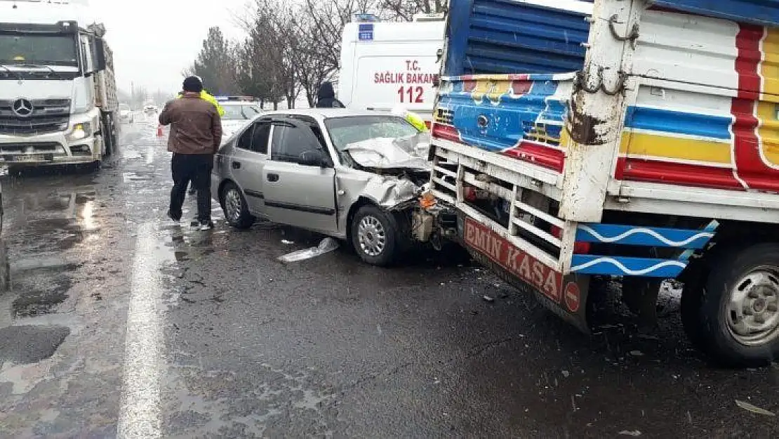 Kayganlaşan zemin kazaya neden oldu: 2 yaralı