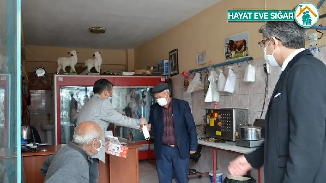 Kaymakam Çalışır maske dağıttı