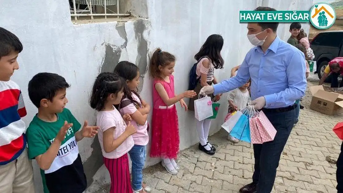 Kaymakam Öner'den çocuklara sürpriz
