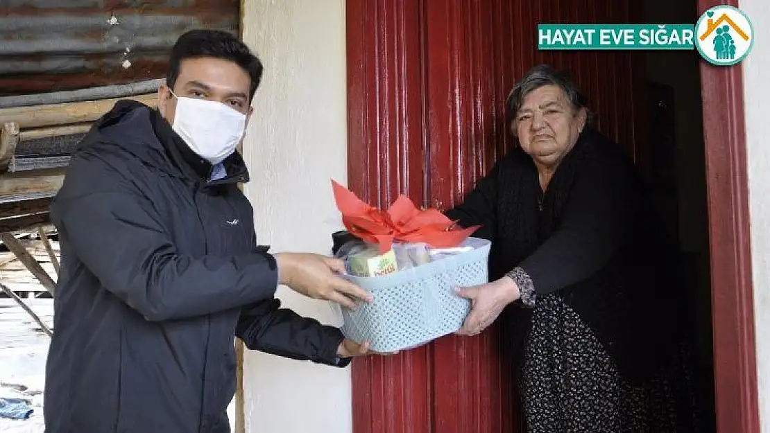 Kaymakam Şahin, 65 yaş ve üstü annelerini ziyaret etti
