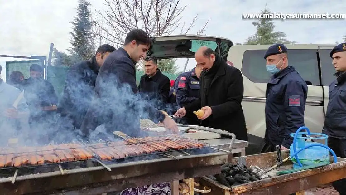 Kaymakam Sevgili'den, karla mücadelede görev yapan kamu personeline mangalda sucuk ekmek ikramı