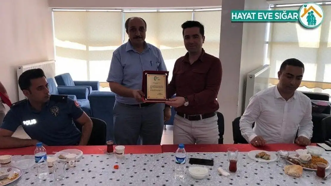 Kaymakam Vural, plaket ile uğurlandı