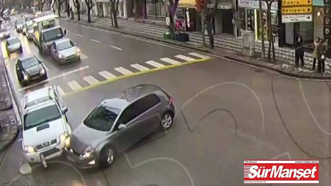 Kaza anları mobese kameralarına yansıdı