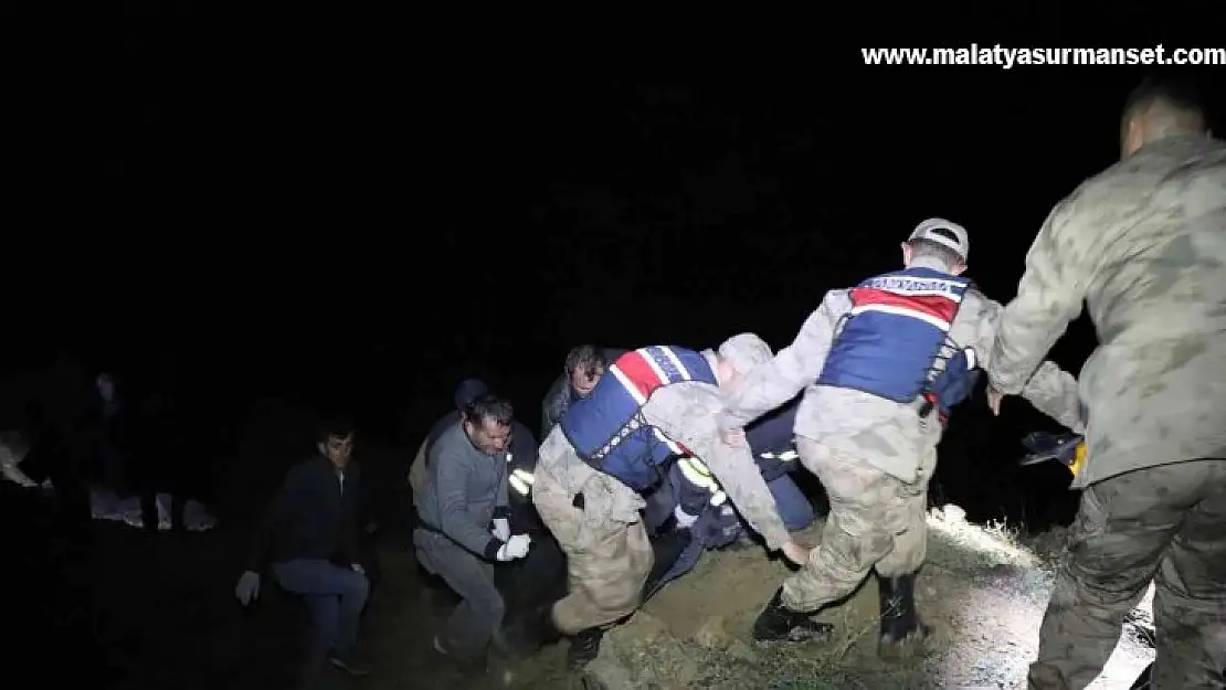 Kaza sonrası çaya düşen otomobildeki çift aranıyor