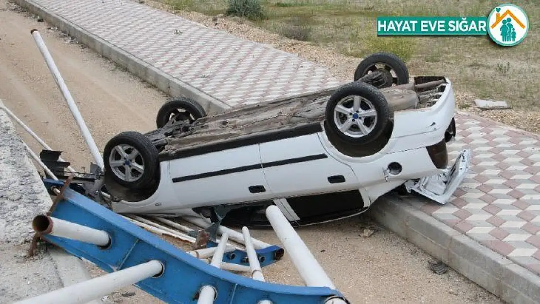 Kaza yapan otomobil üst geçitten düştü: 3 yaralı