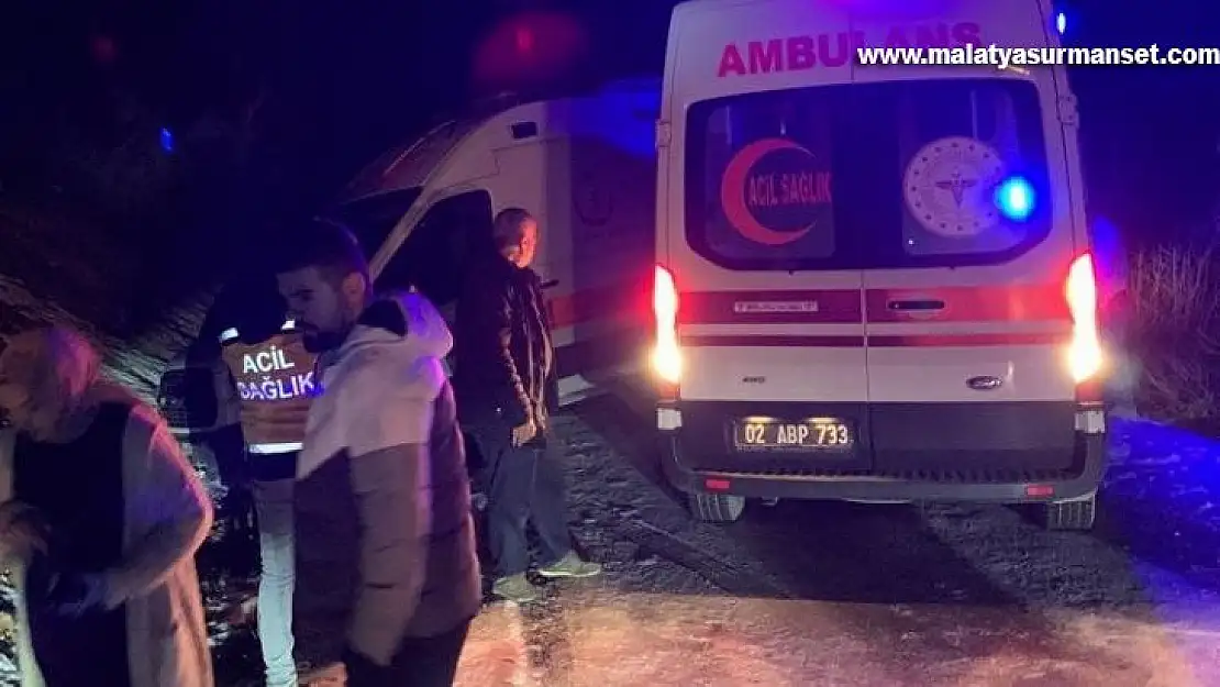 Kaza yerine giden iki ambulans buzlanma nedeniyle yoldan çıktı