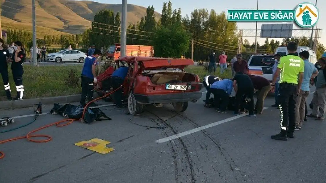 Kazada parçalanan Tofaş'ın içerisindeki 2 kişi hayatını kaybetti