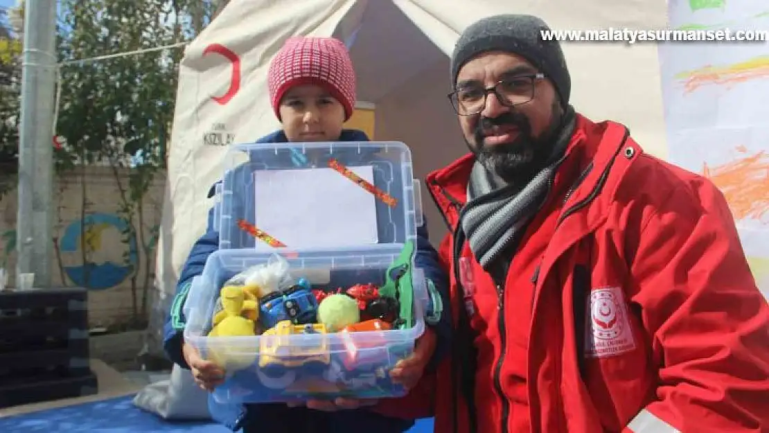 Kendi oyuncaklarını yazdıkları notlarla depremzede çocuklara gönderiyorlar