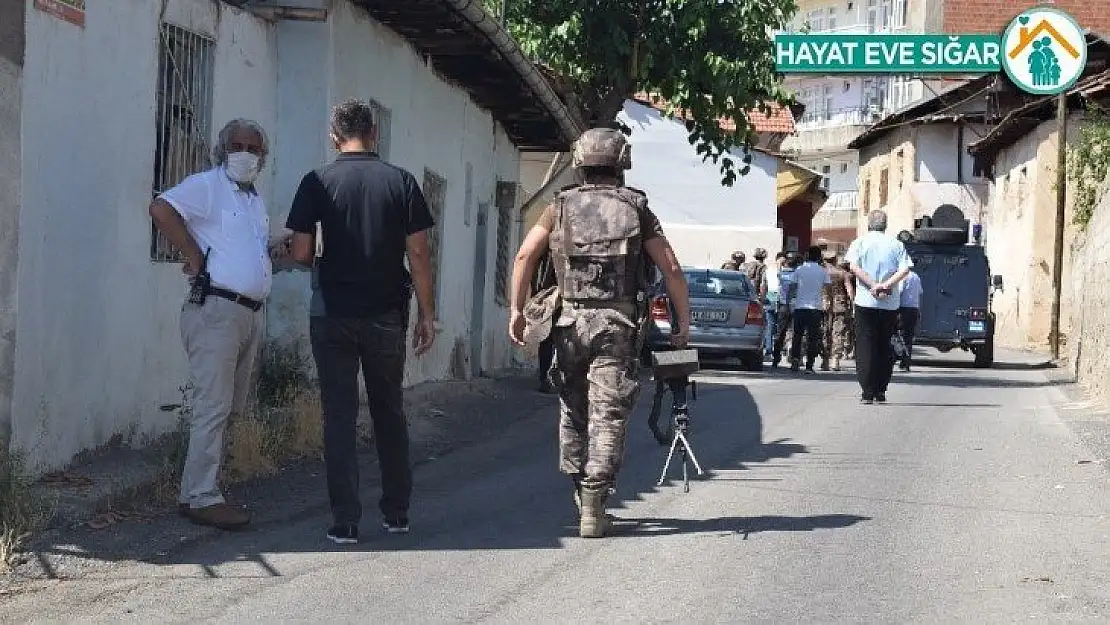 Kendini eve kilitleyen silahlı şahsa droneli operasyon