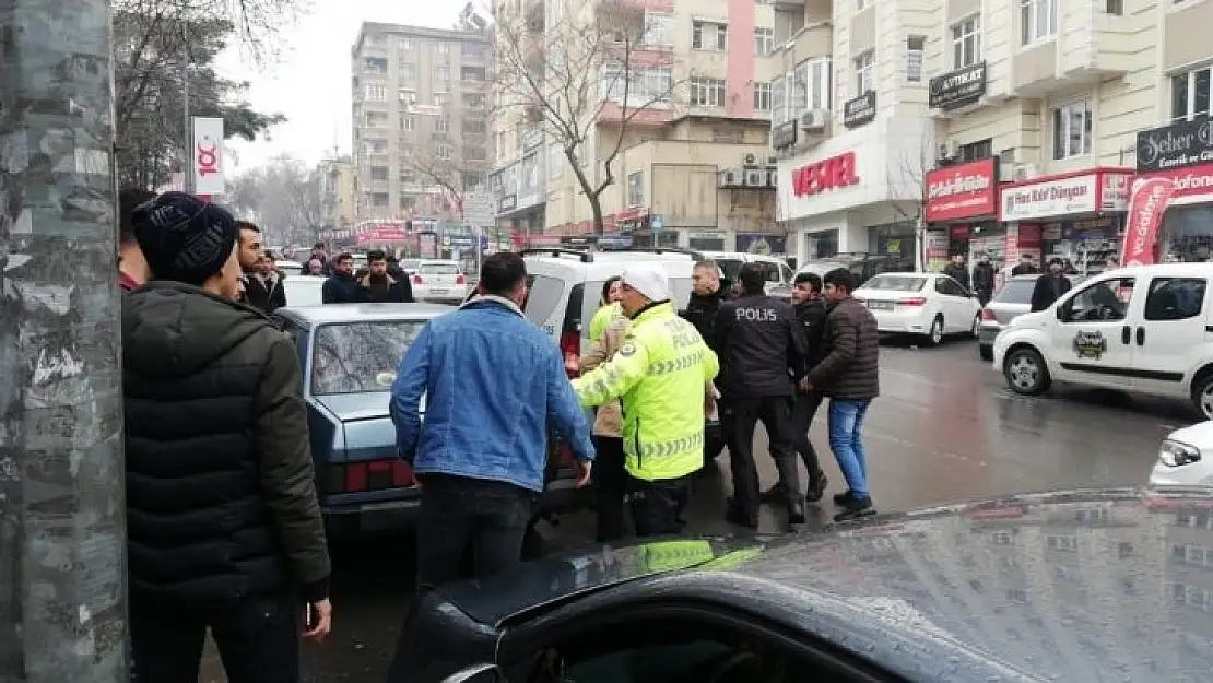 Kendini uyaran garsona saldırdı