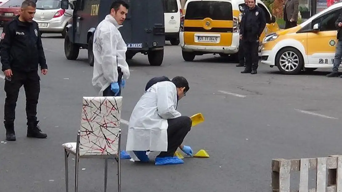 Kendisine yol vermeyen taksi sürücüsüne kurşun yağdırdı