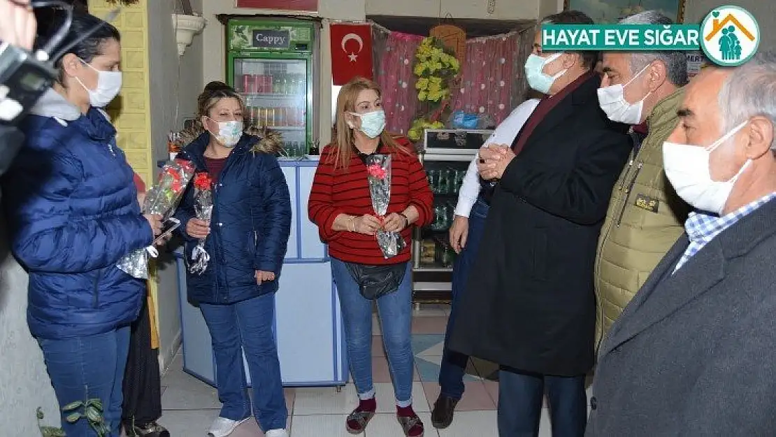 Keskin, Dünya Kadınlar Günü, Kadın Esnaflara da Karanfil Hediye Etti