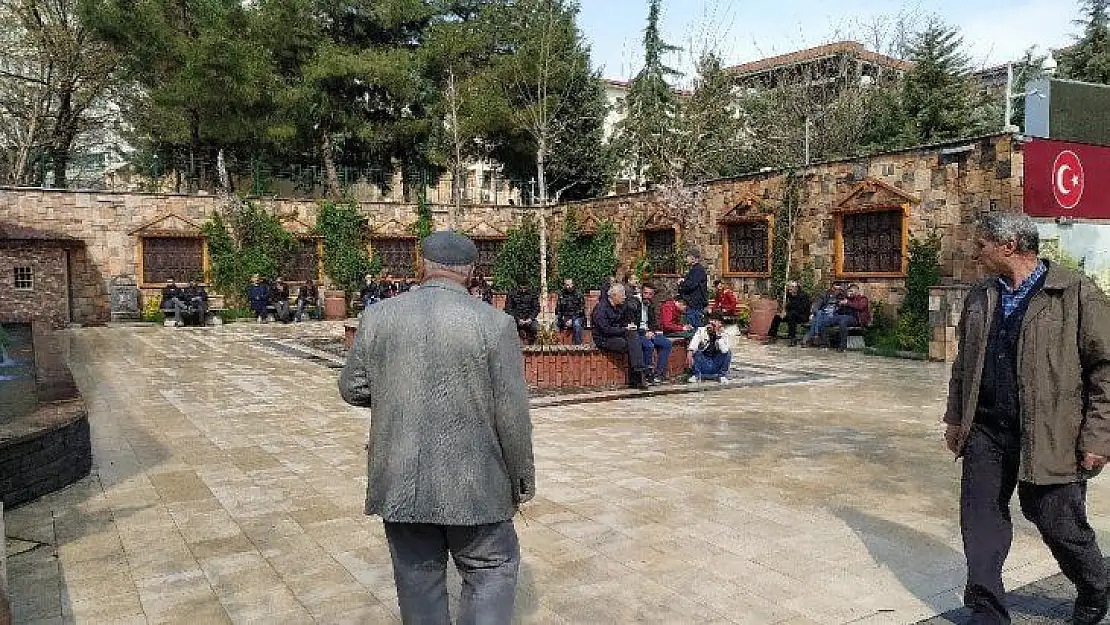 Kıraathaneler kapandı vatandaşlar bu sefer parklara akın etti