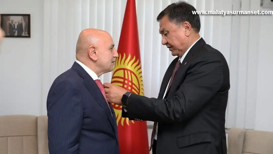 Kırgızistan Cumhurbaşkanı Caparov'dan Başkan Altınok'a devlet nişanı