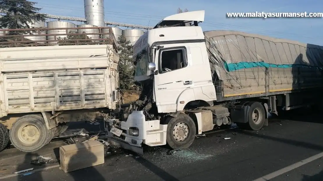 Kırmıza ışıkta bekleyen kamyona tır çarptı: 1 yaralı