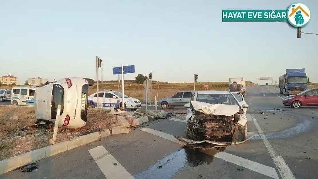 Kırmızı ışık ihlali kazaya neden oldu: 2 yaralı